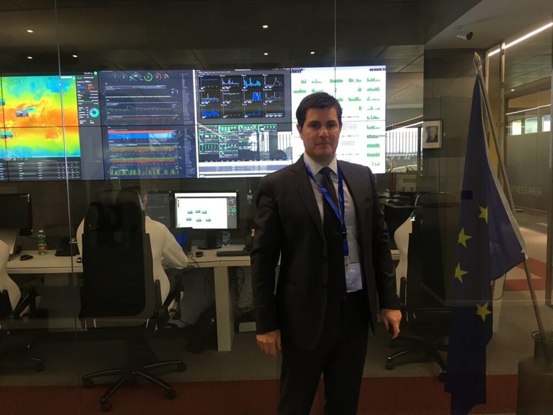 Giuseppe Fragola in una sala di controllo