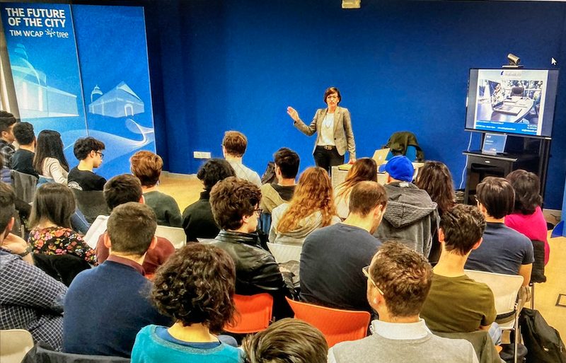 Chiara Parasiliti con gli studenti